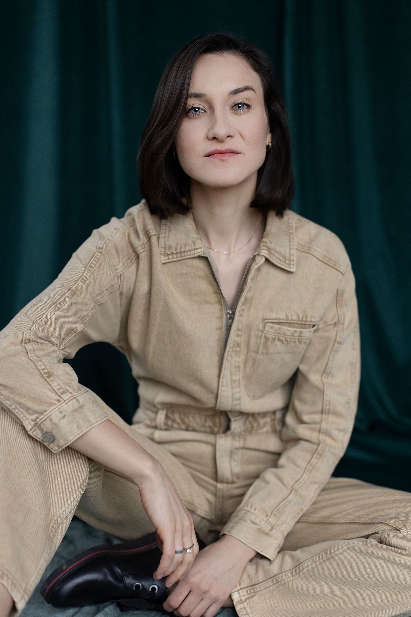 Magdalena Tarnawska-Stus - portret siedzący w jasnej sukience, dłoń przy policzku