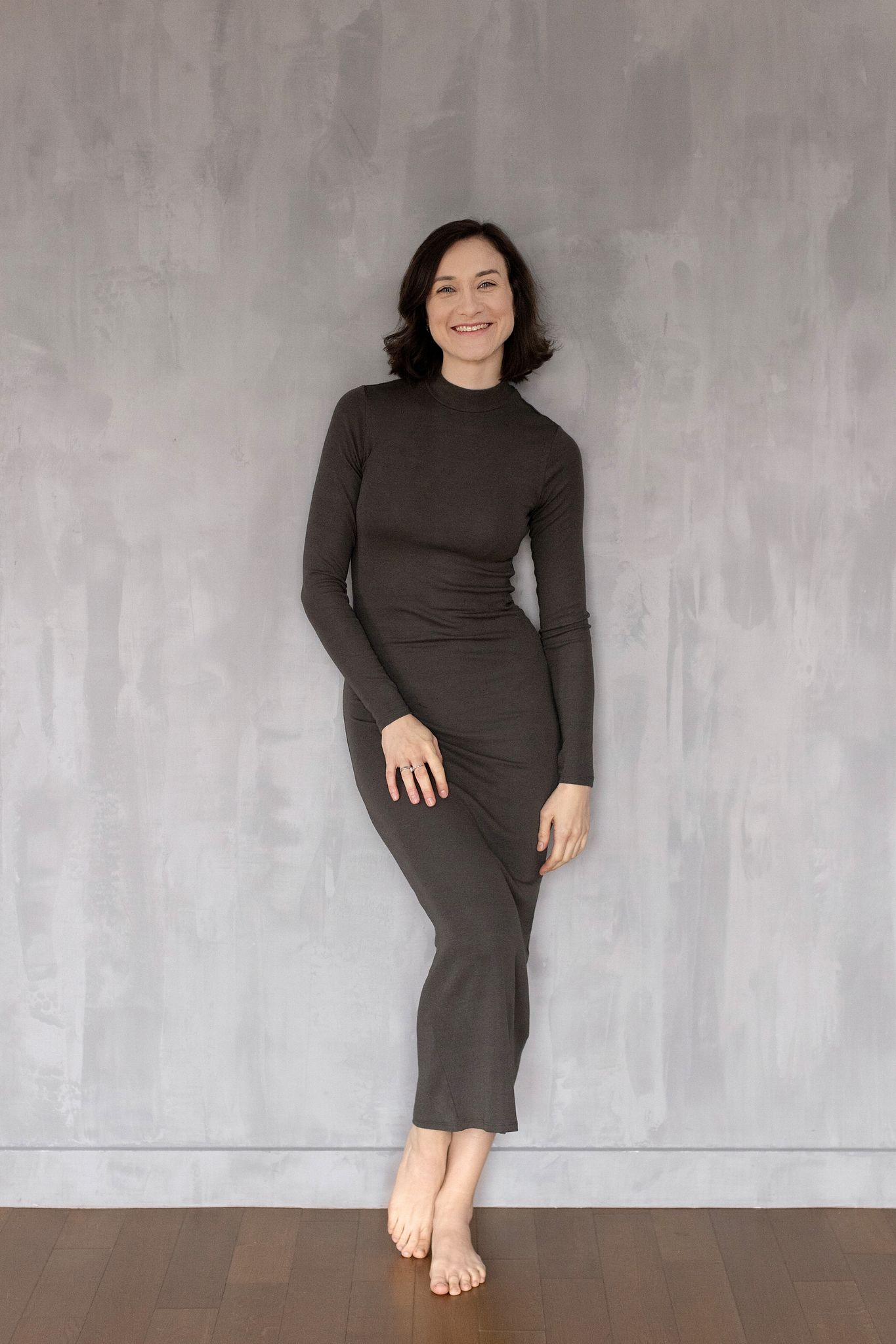 Magdalena Tarnawska-Stus - półzbliżenie w kremowym topie, oparcie o krzesło