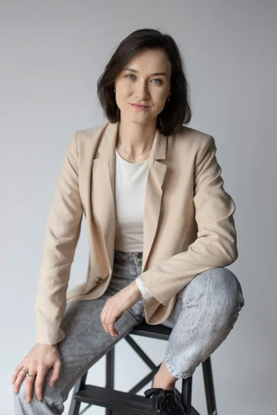 Magdalena Tarnawska-Stus - portret przez szybę, miękkie odbicia, kremowa stylizacja