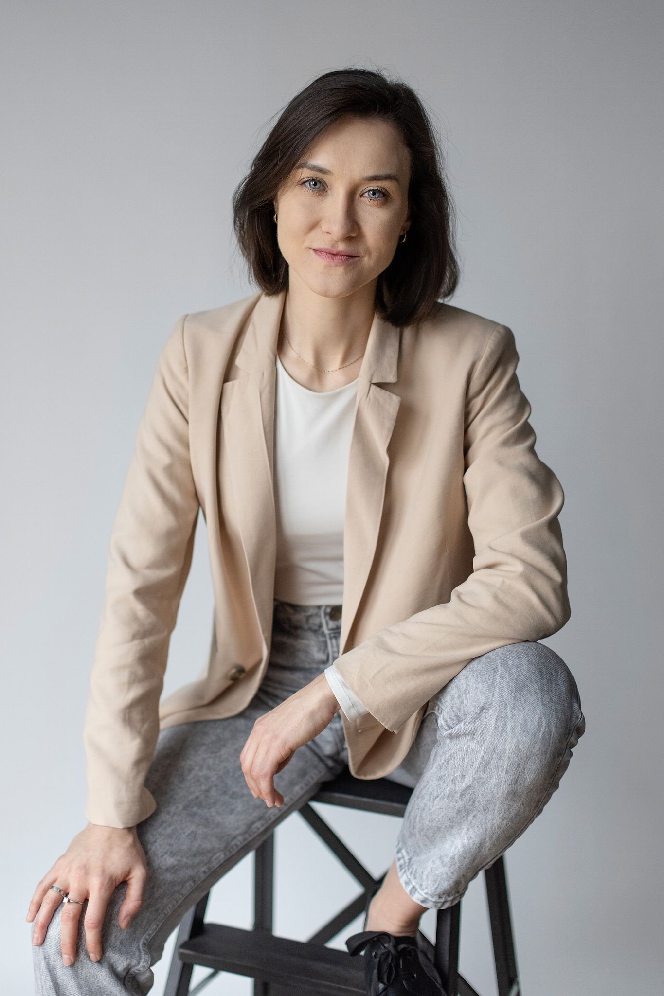 Magdalena Tarnawska-Stus - portret przez szybę, miękkie odbicia, kremowa stylizacja