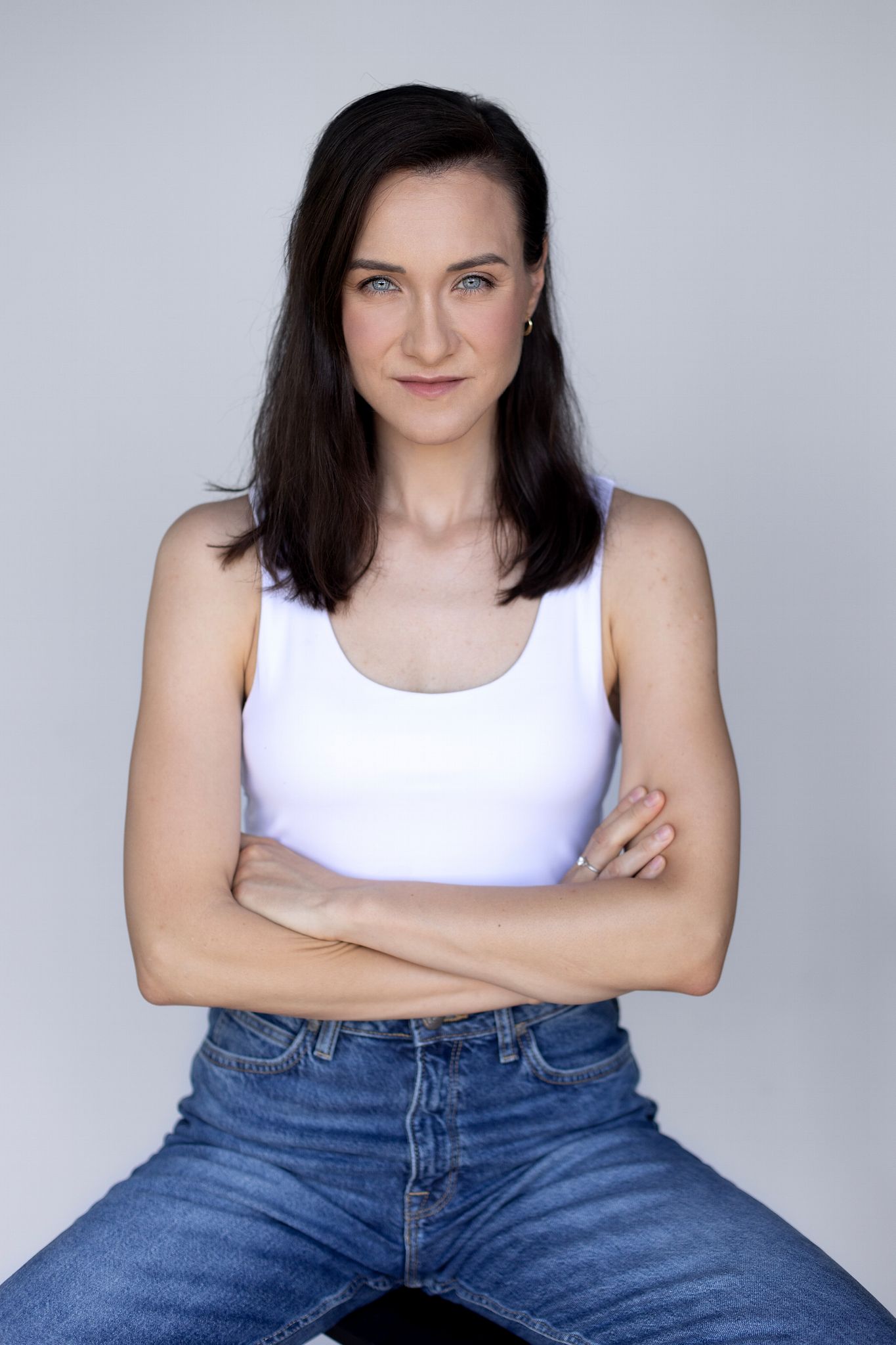 Magdalena Tarnawska-Stus - półzbliżenie, swobodna poza, studyjne tło