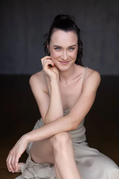 Magdalena Tarnawska-Stus - zbliżenie twarzy, spokojny wyraz
