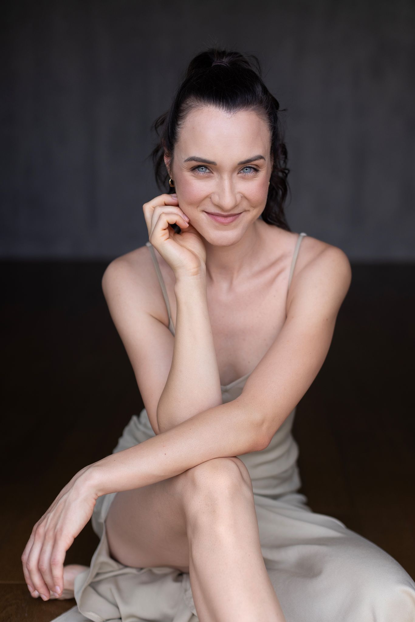 Magdalena Tarnawska-Stus - zbliżenie twarzy, spokojny wyraz