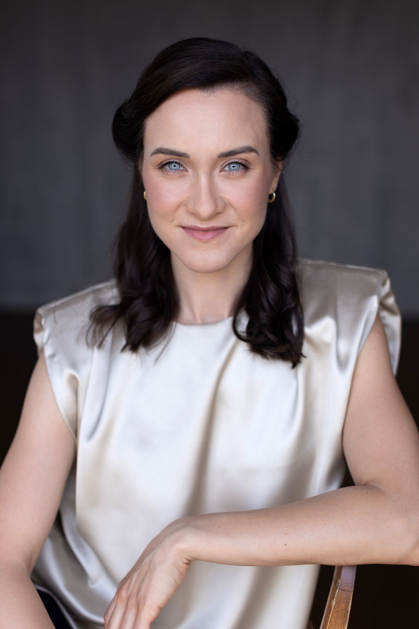 Magdalena Tarnawska-Stus - headshot półprofil, łagodne światło