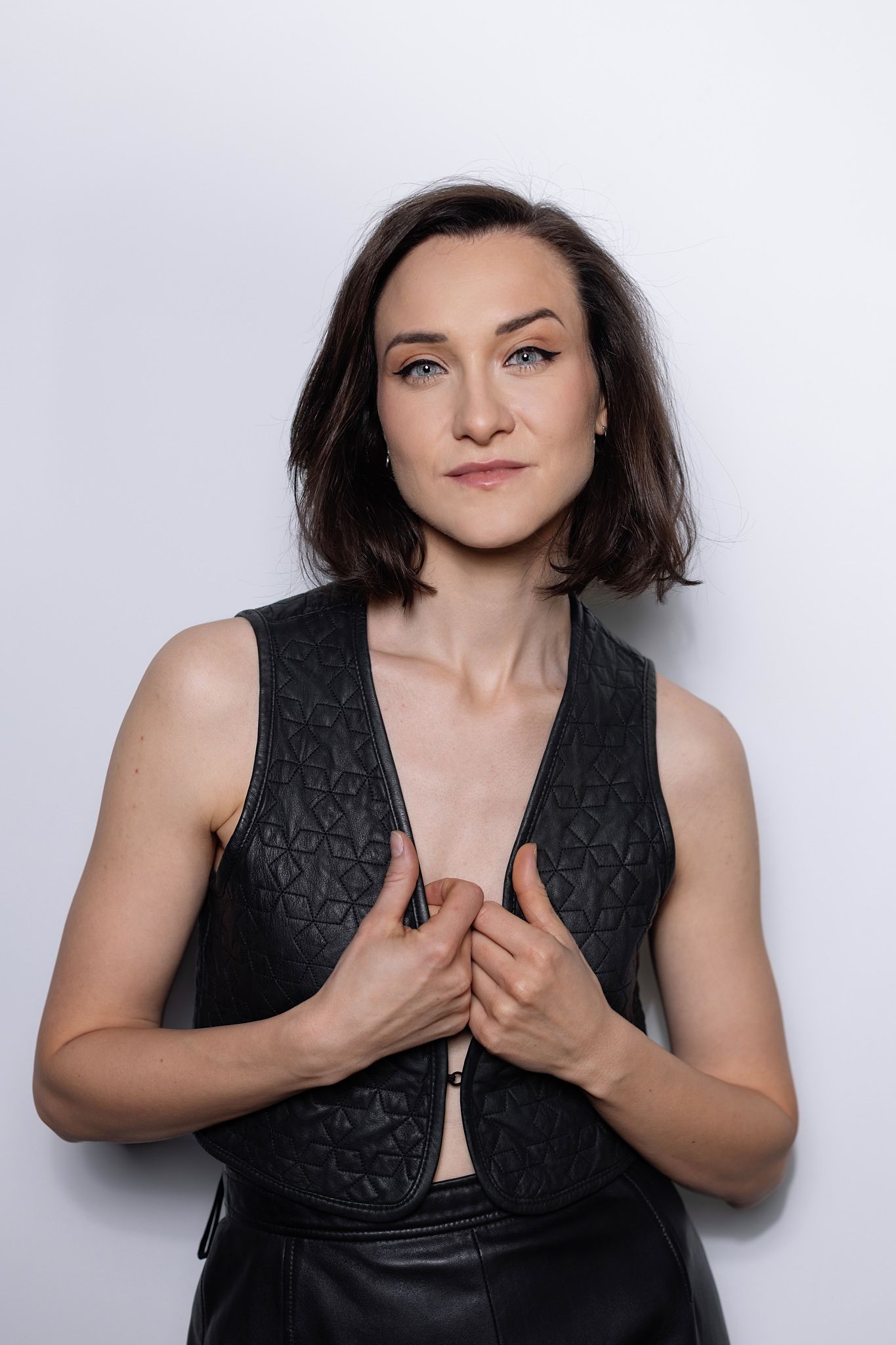 Magdalena Tarnawska-Stus - półzbliżenie w oliwkowej koszuli, oparcie o drewniane futryny